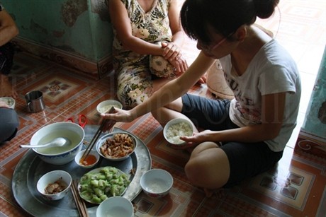 Bữa cơm của gia đình Hậu. Một bát tóp mỡ, một đĩa mướp luộc cùng một bát nước mắm. Bát thịt vài miếng là phần dành riêng cho bà nội. >>Bản hiếu học ở cuối trời Tây Bắc >>Những hình ảnh ấn tượng về trẻ em ở Trường Sa >>Phát sốt vì cô giáo xinh đẹp của trường chuyên Hà Nội - Amsterdam